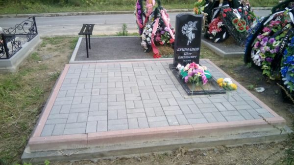 БОРДЮР С ЗАЛИВКОЙ,ПЛИТКА БРУСЧАТКА 4,5 кв.м.,ПАМЯТНИК С ГРАВИРОВКОЙ
