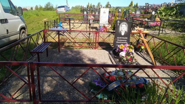 РАЙОН БОТОВО,ОГРАДА № 7, ПАМЯТНИК ГРАНИТНЫЙ С ПОРТРЕТОМ И ГРАВИРОВКОЙ